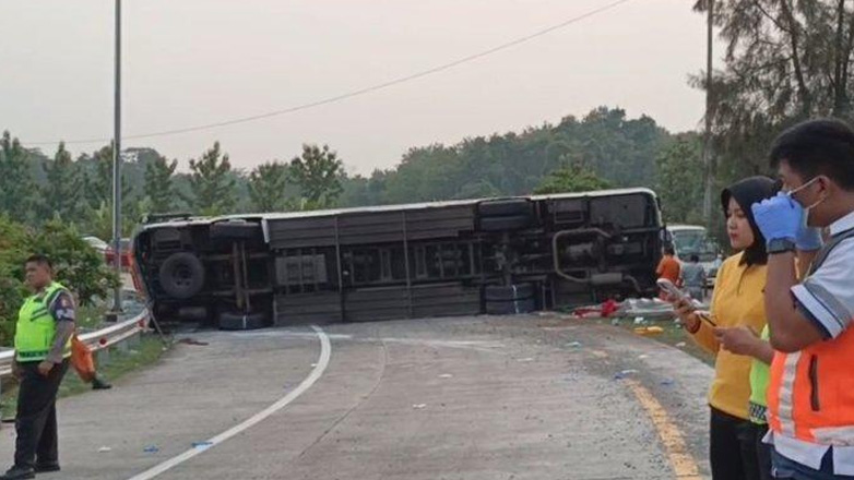 Ινδονησία: 12 νεκροί και επτά τραυματίες από την ανατροπή λεωφορείου στη Δυτική Ιάβα