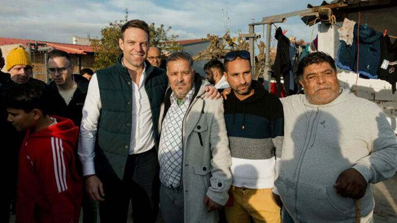 Κασσελάκης: «Είμαστε με όλη την κοινωνία», τονίζει με αφορμή επίσκεψη σε καταυλισμό Ρομά