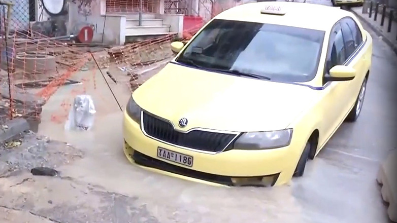 Αλεξάνδρας: Ταξί «βούλιαξε» στο οδόστρωμα