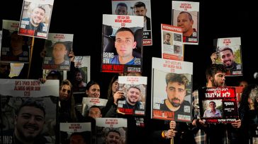 Εκατοντάδες άνθρωποι διαδηλώνουν στο Τελ Αβίβ για τον θάνατο ομήρων της Χαμάς που σκοτώθηκαν κατά λάθος από το Ισραήλ