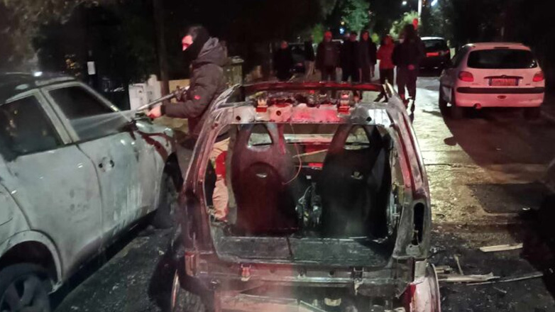 Στις φλόγες τρία αυτοκίνητα στα Βριλήσσια