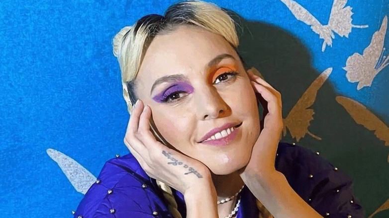 Τάμτα: Εμφανίστηκε τόπλες στη σκηνή του Madwalk