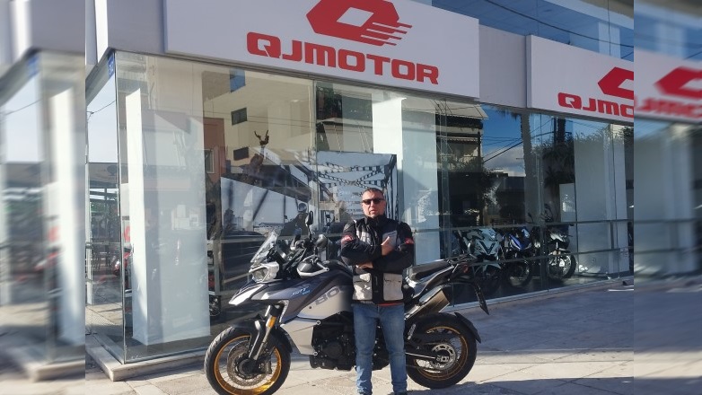 QJ DUBAI – Ο Μητσάκης ταξιδεύει στο Dubai με μια QJMOTOR SRT800X