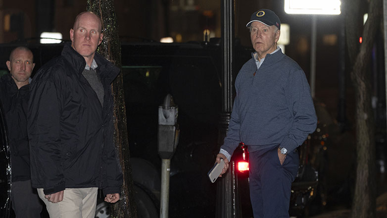 ΗΠΑ: Η έκπληξη του Μπάιντεν την στιγμή που το όχημα έπεσε στην αυτοκινητοπομπή του – Δείτε βίντεο