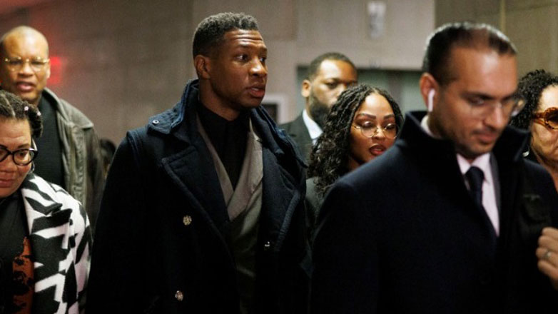 Δικαστήριο της Νέας Υόρκης έκρινε ένοχο τον ηθοποιό Τζόναθαν Μέιτζορς για βιαιοπραγία εναντίον της πρώην συντρόφου του