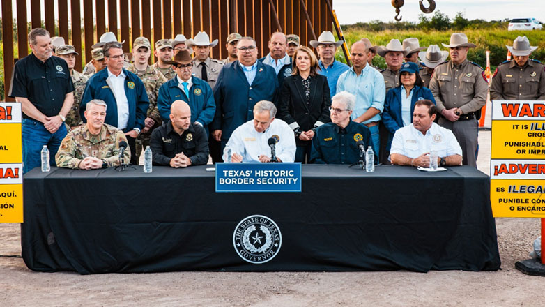 ΗΠΑ: Ο κυβερνήτης του Τέξας υπογράφει νόμο που ποινικοποιεί την παράνομη είσοδο μεταναστών