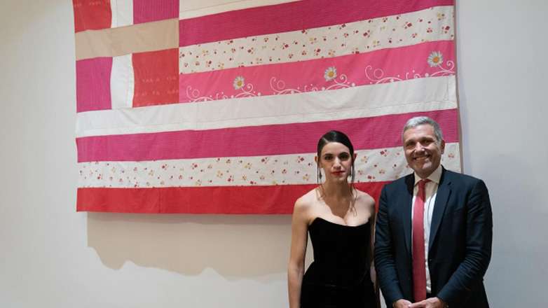 Αντικρουόμενες αντιδράσεις για τη Ροζ σημαία στη Νέα Υόρκη: Αποστάσεις από Ντόρα, Μενδώνη και Καιρίδη