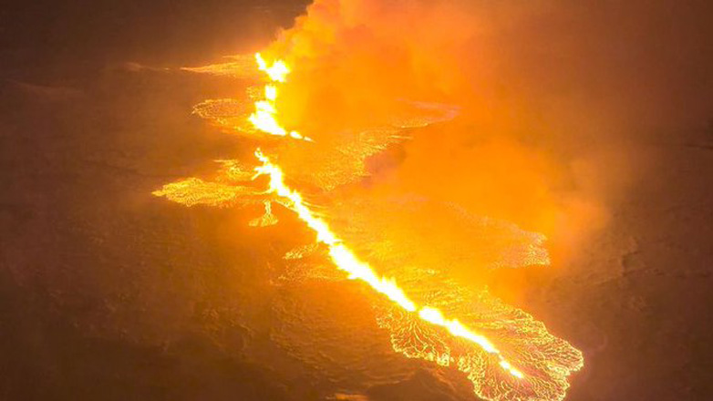 Ισλανδία: Φωτογραφίες που κόβουν την ανάσα από την έκρηξη του ηφαιστείου Ρέικιανες – Τοξικό νέφος αερίων απειλεί το Ρέικιαβικ