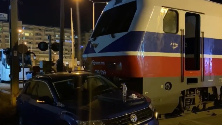 Αμαξοστοιχία παρέσυρε ΙΧ αυτοκίνητο στη Θεσσαλονίκη