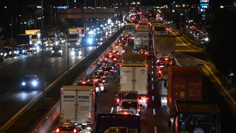 Κίνηση στους δρόμους: Ταλαιπωρία σε Κηφισό και Κηφισίας – Δείτε live