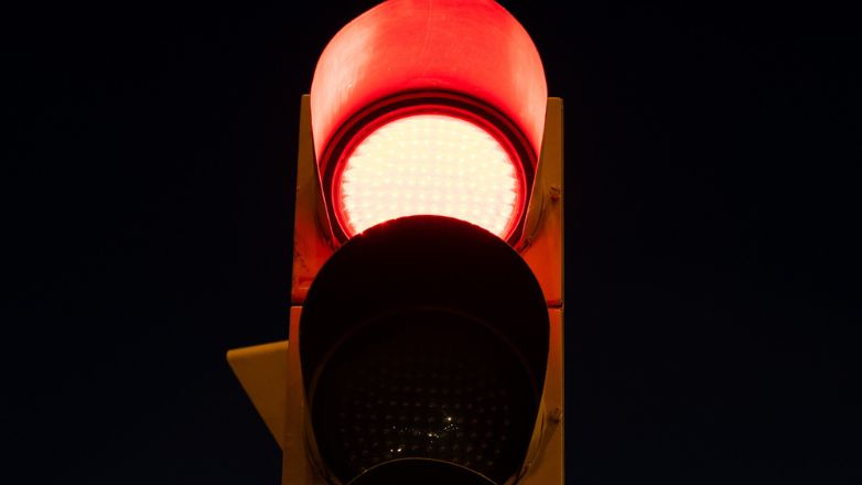 Βόλος: Πέρασε με κόκκινο 12 φανάρια και τράκαρε με περιπολικό για να αποφύγει το αλκοτέστ