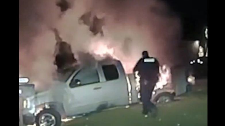 Mίσιγκαν: Η στιγμή που αστυνομικός βγάζει την τελευταία στιγμή γυναίκα από φλεγόμενο όχημα