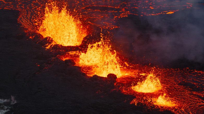 Ισλανδία: Η λάβα απειλεί να κόψει στα δύο μια πόλη