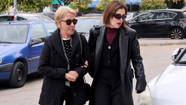 Ναταλία Σουίφτ: Συγκινημένη στην κηδεία του θείου της Γιώργου Μιχαλακόπουλου