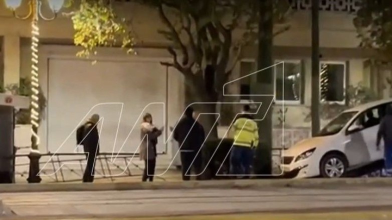 Τροχαίο κοντά στη Βουλή – Αυτοκίνητο έπεσε σε κάγκελα πεζοδρομίου