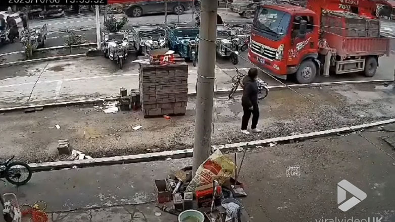 Δρόμος καταρρέει από φορτηγό που μετέφερε 2 τόνους τούβλα