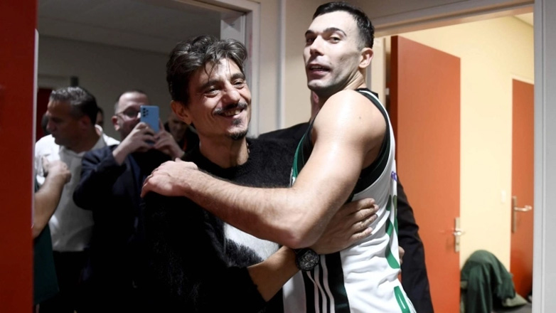 Οι πανηγυρισμοί του Γιαννακόπουλου με τους παίκτες του Παναθηναϊκού μετά τη νίκη επί της Μονακό!