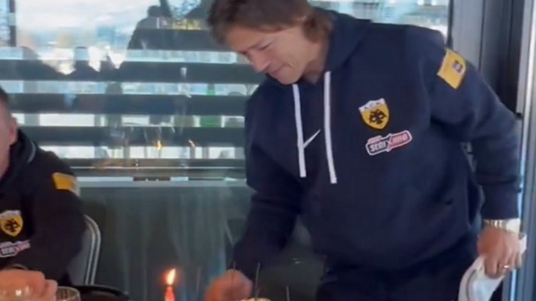 Τα «χρόνια πολλά» της ΑΕΚ στον Αλμέιδα και η τούρτα-έκπληξη στον Αργεντίνο προπονητή!