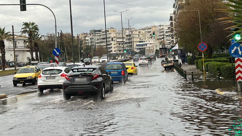 Χάος στους δρόμους από τη βροχή