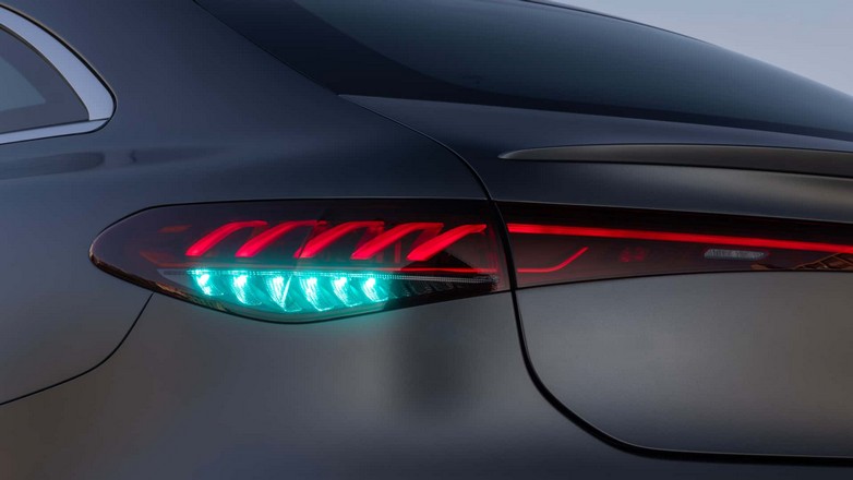 Δείτε τι σημαίνουν τα τιρκουάζ φώτα σε μία Mercedes