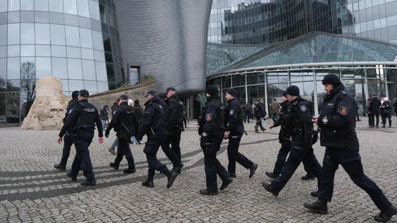 Αρνούμενη να αποδεχτεί την απώλεια ισχύος, η Πολωνική Δεξιά καταλαμβάνει την κρατική τηλεόραση