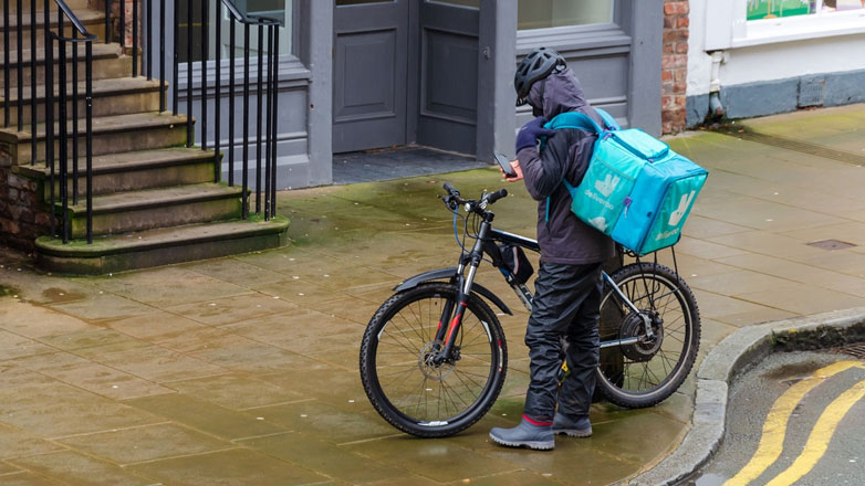 Χώρες, μεταξύ των οποίων η Γαλλία, συμφωνούν να χαρακτηρίζονται «μισθωτοί» οι εργαζόμενοι σε ψηφιακές πλατφόρμες