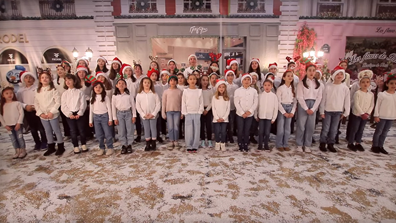 Το τραγούδι «Χριστούγεννα» του Αντώνη Καρατζίκη με την παιδική χορωδία της Αγίας Παρασκευής