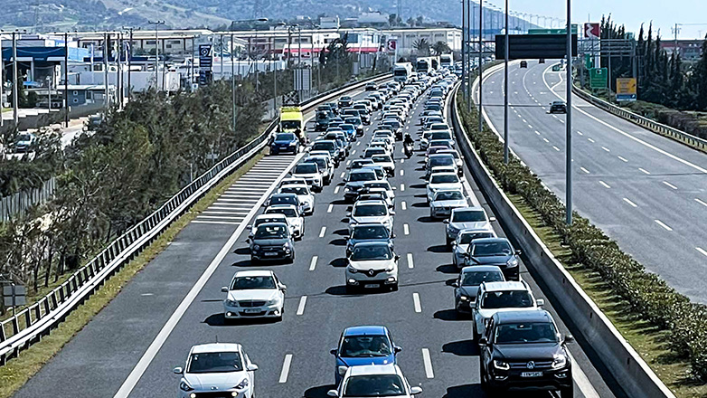 Σοβαρό τροχαίο με βυτιοφόρο και ΙΧ στην Αττική Οδό