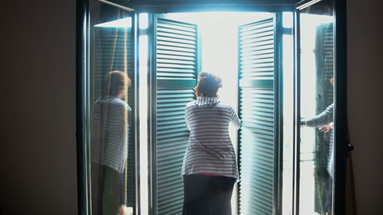 Βόλος: Της τράβηξε την κουβέρτα που τίναζε και παραλίγο να βρεθεί στο κενό από τον 4ο όροφο