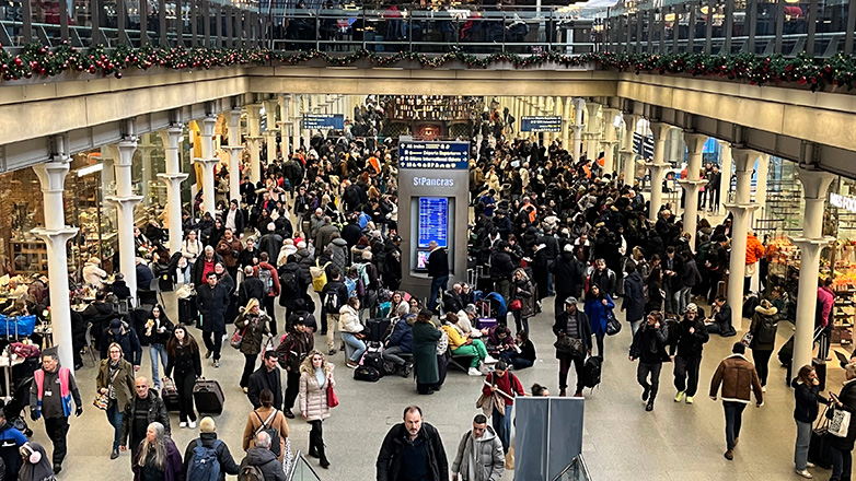 Το απόλυτο ταξιδιωτικό χάος προκάλεσε η κακοκαιρία Πία στη Βρετανία