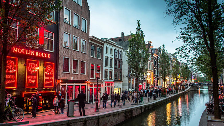 Ιστορική αλλαγή στο Άμστερνταμ: Απομακρύνονται οι ιερόδουλες από τις βιτρίνες και τη συνοικία με τα κόκκινα φανάρια