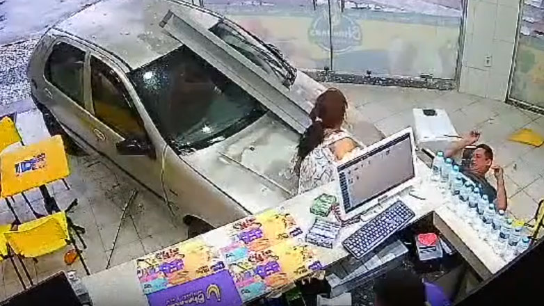 Ο βλάκας της χρονιάς! Καρφώθηκε με το αμάξι του σε μαγαζί, «πάτησε» τους πελάτες, έβαλε όπισθεν και έφυγε