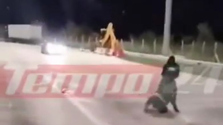 Αίγιο: Σοκαριστικό βίντεο – Κουκουλοφόροι σέρνουν ημίγυμνη γυναίκα σε αυτοκίνητο