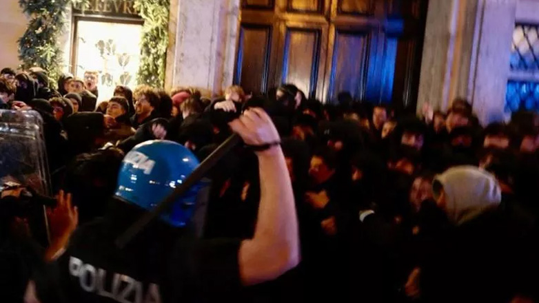 Ιταλία: Ένταση μεταξύ μαθητών λυκείων και της αστυνομίας κοντά στη Βουλή της Ρώμης