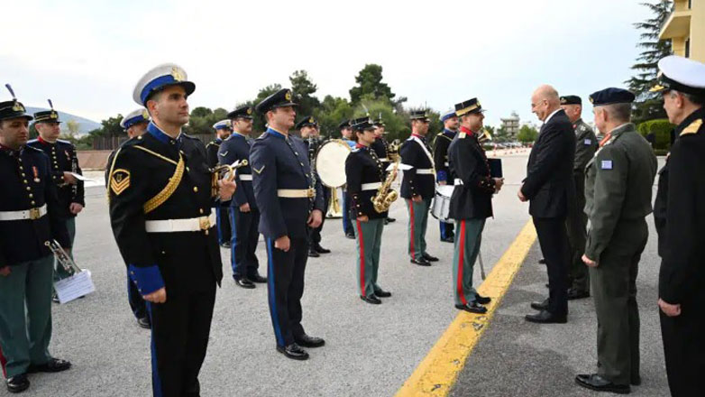 Τα κάλαντα παιάνισε στον Νίκο Δένδια η Διακλαδική Μπάντα των Ενόπλων Δυνάμεων