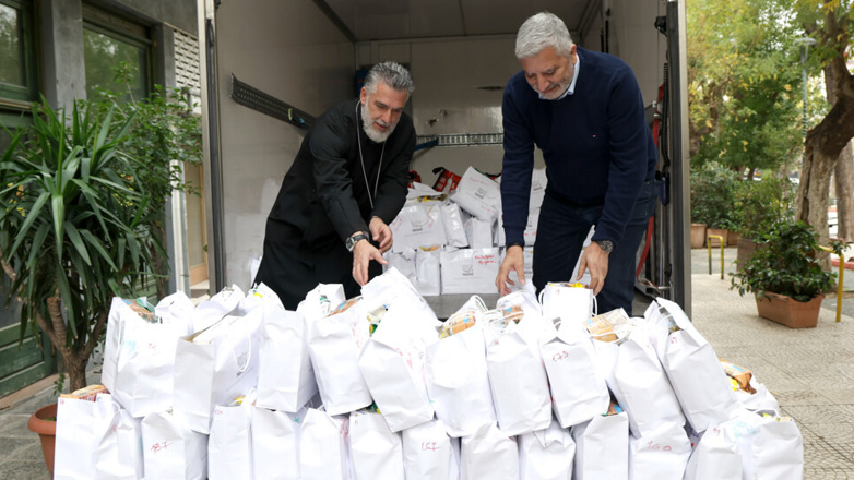 Δέματα αγάπης από την Περιφέρεια Αττικής σε ναούς για τη στήριξη ευπαθών οικογενειών
