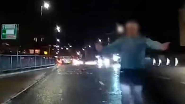 Συγκλονιστικό βίντεο: Μεθυσμένος κάνει πλάκα στη μέση του δρόμου πριν τον χτυπήσει αυτοκίνητο