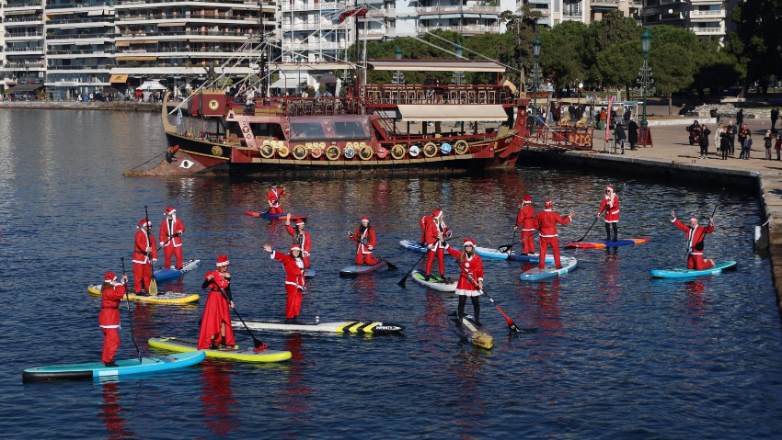 Ντυμένοι Άγιοι Βασίληδες διέσχισαν τον Θερμαϊκό κάνοντας SUP