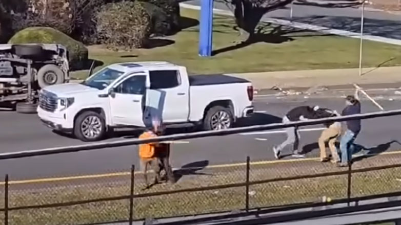 Χριστουγεννιάτικο ξύλο μεταξύ ξαδερφιών – Όσο πλακωνόντουσαν είχαν ξεχάσει τα παιδιά στο αναποδογυρισμένο αμάξι!