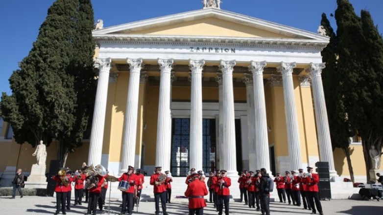 Με κάλαντα και μελωδίες «ζεσταίνουν» τα Χριστούγεννα οι φιλαρμονικές των δήμων