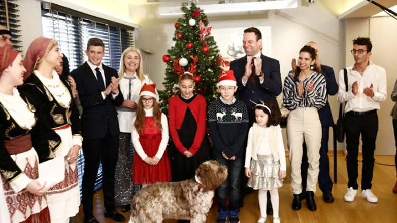 Τα χριστουγεννιάτικα κάλαντα στον Στέφανο Κασσελάκη