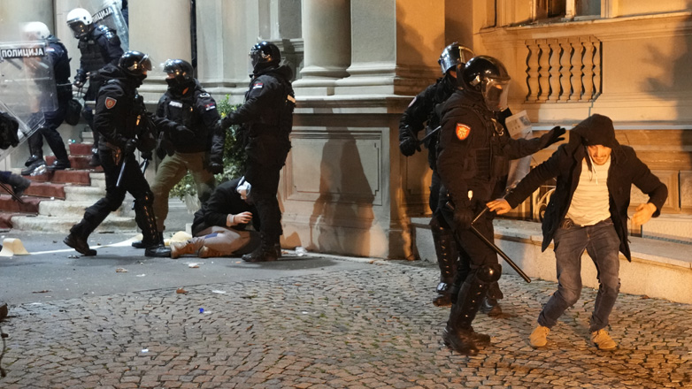 Σερβία: Διαδηλώσεις της αντιπολίτευσης για το εκλογικό αποτέλεσμα – Επεισόδια στο δημαρχείο του Βελιγραδίου