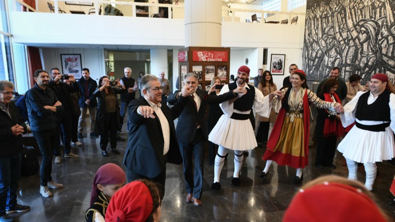 Μετά τα κάλαντα το ‘ριξε στον χορό ο Κουτσούμπας