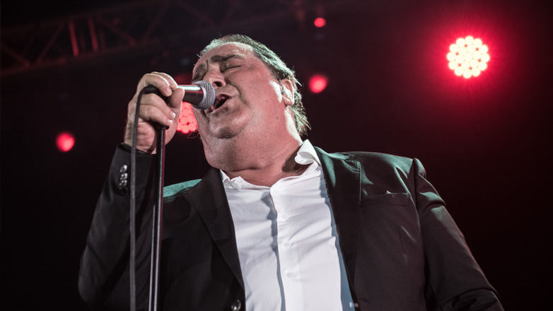 «Δεν πάω πουθενά, εδώ θα μείνω» – Τα μεγάλα τραγούδια του λαϊκού τραγουδιστή που άφησαν ιστορία