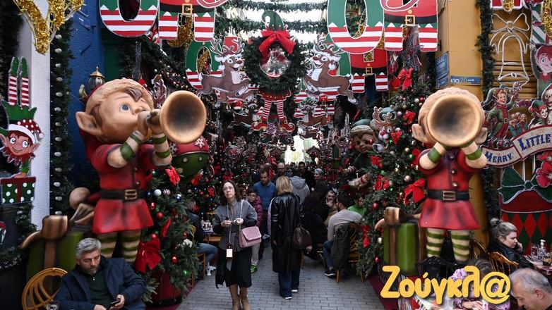 Χριστούγεννα με λιακάδα: Πλήθος κόσμου στο κέντρο της Αθήνας για βόλτα