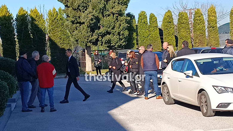 Βασίλης Καρράς: Στον οίκο τελετών η σορός του, υποβασταζόμενες η σύζυγος και η κόρη του