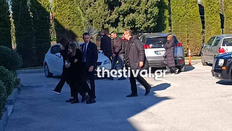 Βασίλης Καρράς: Έφτασε η σορός του στον οίκο τελετών – Υποβασταζόμενες η σύζυγος και η κόρη του