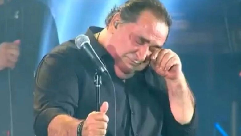 Όταν ο Βασίλης Καρράς έκλαψε στη σκηνή – «Σήμερα ολοκληρώθηκα σαν άνθρωπος»