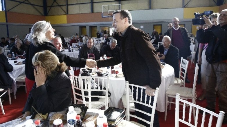 Ο Χάρης Δούκας στο «Γεύμα Αγάπης» για τους άστεγους της Αθήνας