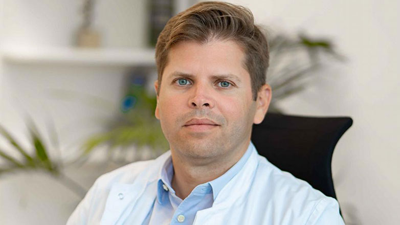 Ο Έλληνας νευροχειρουργός που τα βάζει με τον καρκίνο